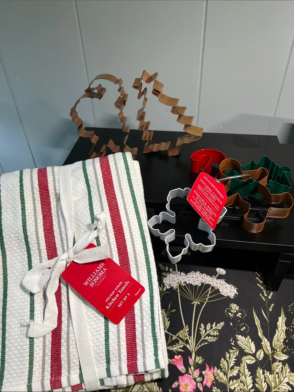 BNWT Williams Sonoma Holiday Stripe Kitchen Towels & Holiday Cook Cutter Set